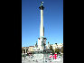 宽敞的皇宫广场中央有一根30米高、庆祝周年纪念而立起的擎天大柱，是该城的心脏，斯图加特人非常喜欢聚集在此。中国网 赵娜摄影