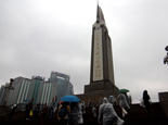 江西行记者冒雨瞻仰八一南昌起义纪念塔