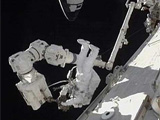 “阿特兰蒂斯”号宇航员完成首次太空行走