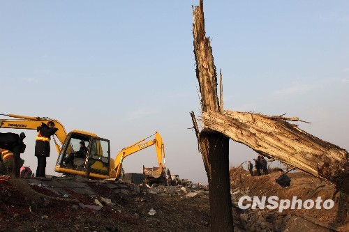 京珠高速货车爆炸:路面及附近民房受损 猪被震死