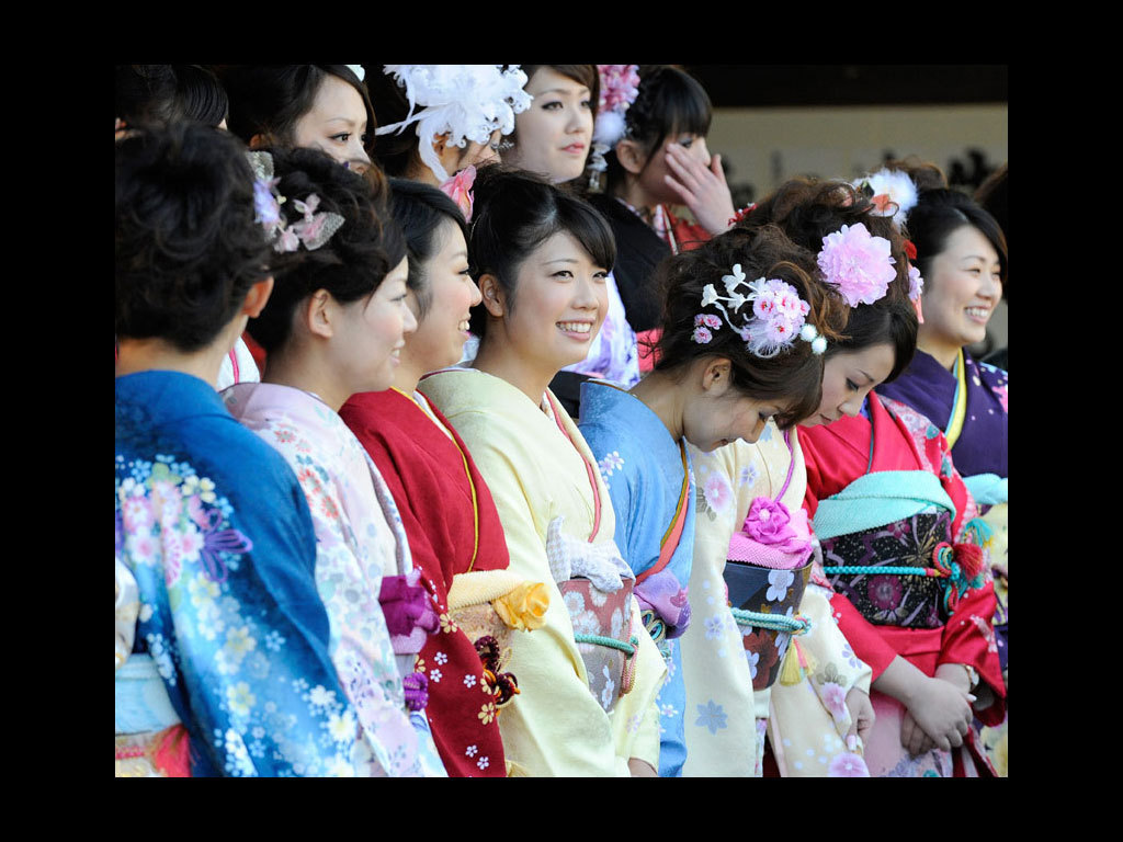 日本一些年满20岁的年轻女孩纷纷穿上和服