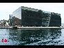 这是有着“黑钻石”美誉的丹麦皇家图书馆，建成于1999年，由丹麦建筑师设计。 中国网 郑文华 摄影