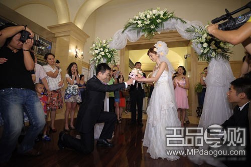 模特崔瑾和牛腾结婚照图片