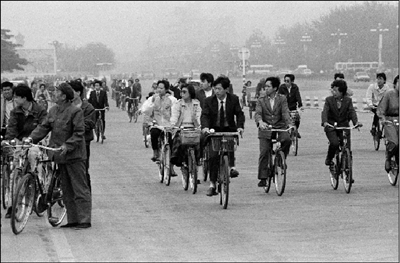 上世纪90年代初,长安街上的自行车流.