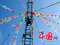 惊险刺激的上刀杆表演