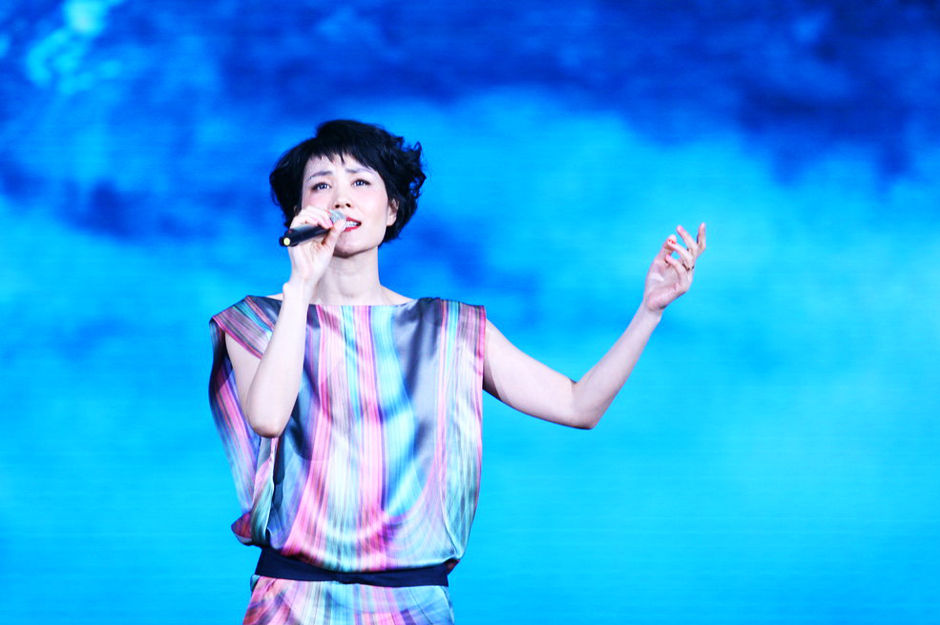 他的美瞳一样给我留下了深刻的印象  王菲演唱的《传奇》背景非常漂亮