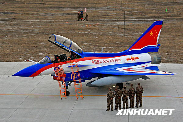 3月12日拍摄的在天津某军用机场的新涂装歼-10飞机.新华社发(谭超 摄)