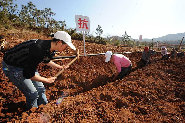 云南省曲靖市宣威市东山镇恰得村村民正组织抢挖沟渠，备春耕（3月6日摄）。图片来源：新华网 秦晴 摄
