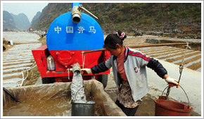 西南大部地区干旱 万众一心战旱魃[组图]
