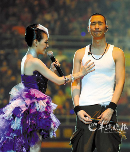 小S 魔爪 <em>胸</em>袭黄立行 <em>逼</em>蔡康永承认她是最美女