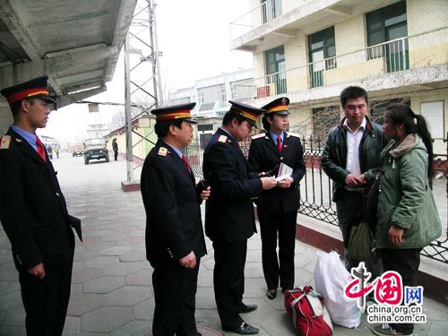 列车长黄丽敏(右三)亲自将临产孕妇送下火车