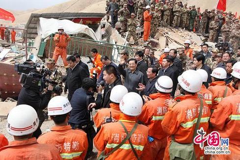 胡锦涛、温家宝亲切慰问青海消防官兵