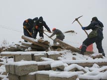 救援大队冒雪在玉树实施救援［组图］