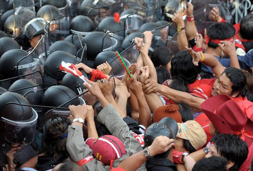 泰国曼谷红衫军集会地发生枪击