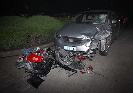 摩托車連續被兩車相撞2人亡