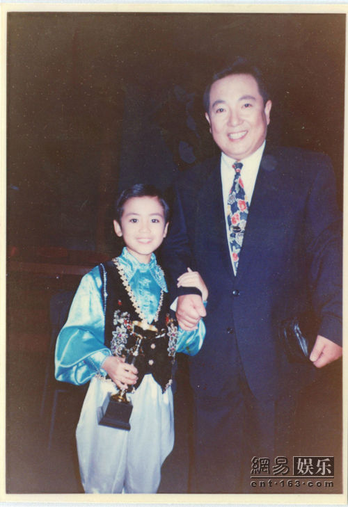 热门快男原是小童星 张天野曝与鞠萍合作旧照
