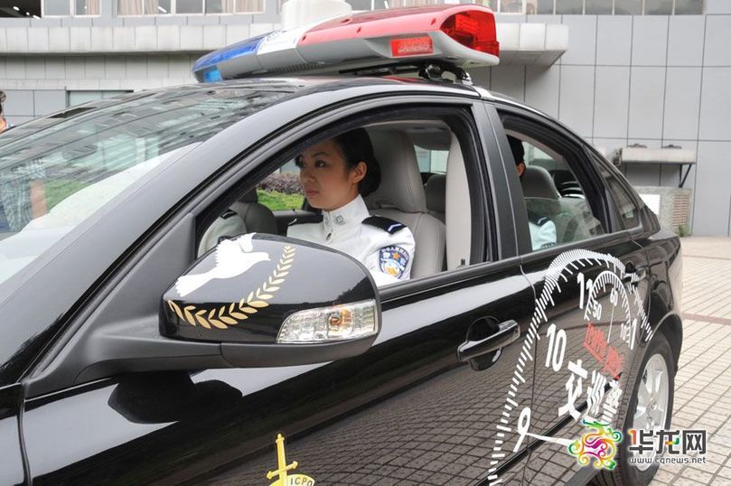 重庆女子交巡警驾沃尔沃上路_新闻中心_中国