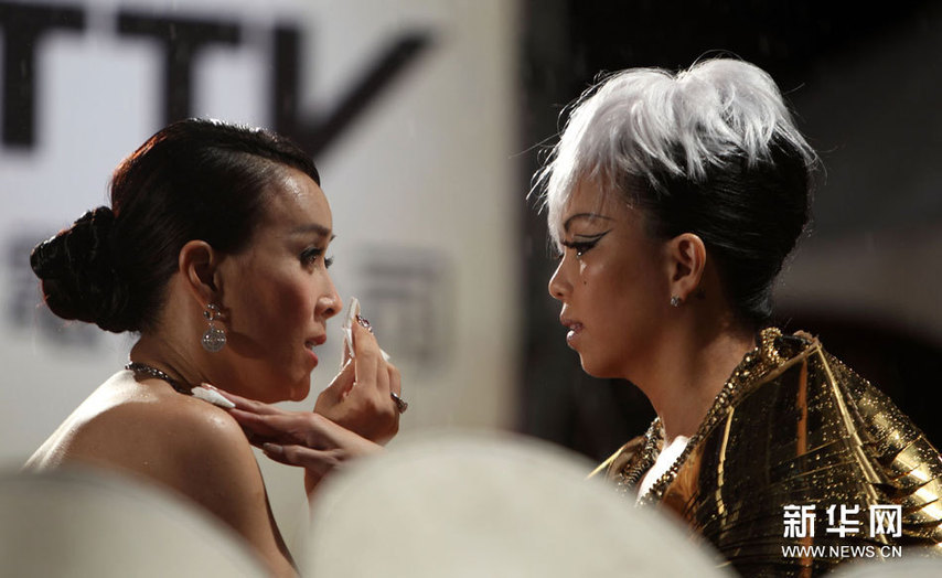 群星雨中踏上金曲红毯 小s扮白雪公主那英红裙