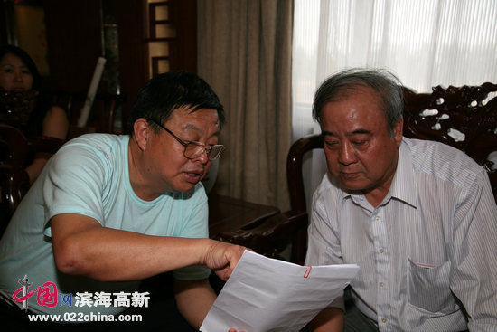 作家王富杰（左）采访天津著名诗词家王焕墉先生。