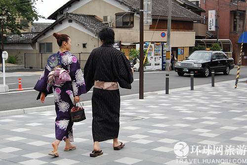 实拍日本人穿浴袍上街