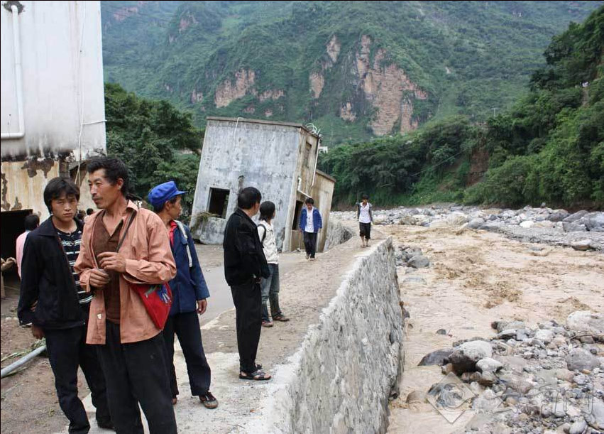 7月13日,云南省昭通市巧家县小河镇遭受暴风雨袭击,淩晨4时10分,暴雨