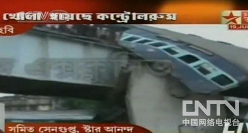 印度两列火车相撞 至少50人丧生_视频中国_中