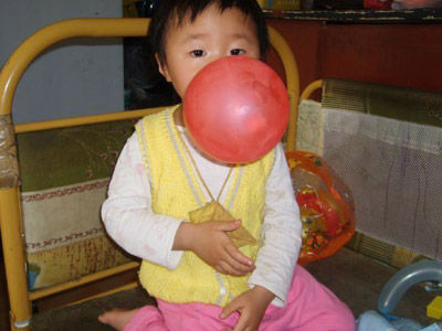 女孩吹气球用力过大 血管爆裂身亡
