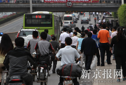 北京有多少流动人口_北京流动人口读高中将有条件放开(2)