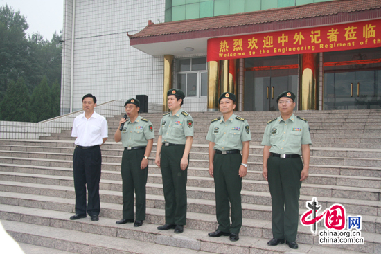 北京军区工兵团开门迎记者 现场进行地震救援