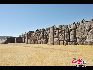 Sacsayhuamán es una fortaleza ceremonial inca ubicada dos kilómetros al norte de la ciudad de Cuzco. Se comenzó a construir durante el gobierno de Pachacútec, en el siglo XV; sin embargo, fue Huayna Cápac quien le dio el toque final en el siglo XVI. Desde la fortaleza, se observa una singular vista panorámica de los entornos, incluyendo la ciudad del Cusco. Fotos: Xiaoyong