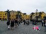 La Plaza Mayor o Plaza de Armas de Lima, sitio fundacional de la ciudad de Lima, capital del Perú, es el principal espacio público de la ciudad. Ubicada en el centro histórico de Lima, a su alrededor se encuentran los edificios del Palacio de Gobierno, la Catedral de Lima, el Palacio Arzobispal de Lima, el Palacio Municipal de Lima y del Club de la Unión. Fotos: Xiaoyong