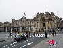 La Plaza Mayor o Plaza de Armas de Lima, sitio fundacional de la ciudad de Lima, capital del Perú, es el principal espacio público de la ciudad. Ubicada en el centro histórico de Lima, a su alrededor se encuentran los edificios del Palacio de Gobierno, la Catedral de Lima, el Palacio Arzobispal de Lima, el Palacio Municipal de Lima y del Club de la Unión. Fotos: Xiaoyong