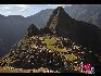 En el idioma de los indios Machu Picchu significa “montaña vieja”. A partir del siglo XVI, se divulgaron muchas leyendas sobre la ciudad sagrada de Machu Picchu, en particular porque nadie conocía su ubicación exacta y estaba envuelta en misterio. En el año 1911, Hiram Bingham, un profesor norteamericano de historia, descubrió entre las elevadas montañas las ruinas de la ciudad. Fotos: Xiaoyong