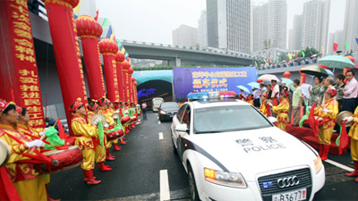 重庆南坪下穿隧道建成通车 似“时空隧道”[组图]