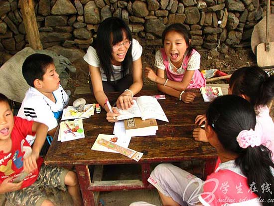 山东大学学生利用暑期下乡支教