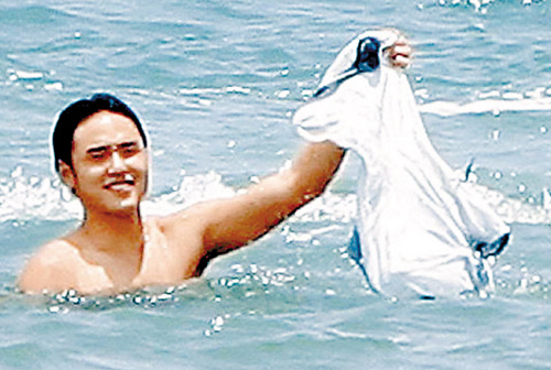 阮经天在水中脱下短裤兑现诺言