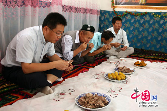 做客维吾尔族人家 感受穆斯林传统节日肉孜节
