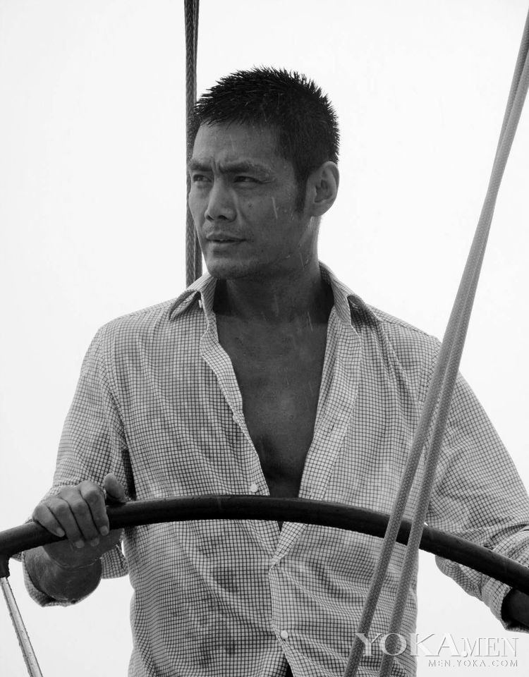 硬汉邵兵冒雨湿身拍写真 展性感胸肌_中国网