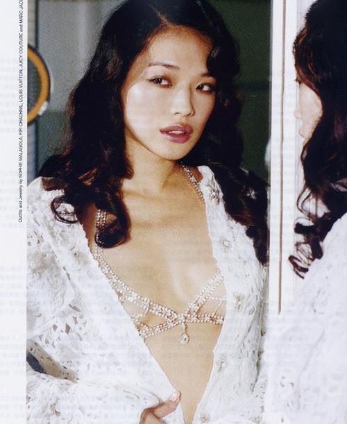 明星玩真空 著装没底线