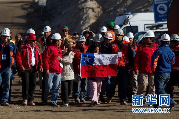 智利矿工家属欢庆救援隧道挖通[组图]