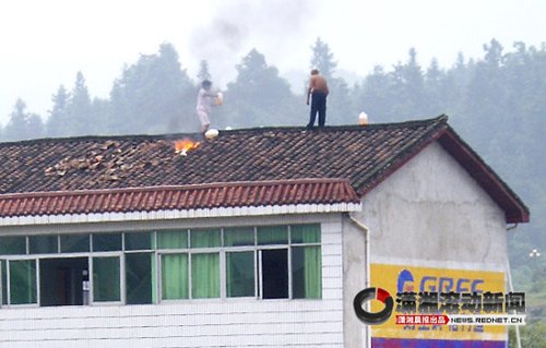　　9月10日上午，江西省撫州市宜黃縣鳳岡鎮在拆遷期間發生一起燒傷事件，拆遷戶三人被燒成重傷,疑為自焚。拆遷戶家人羅志鳳和葉忠誠在樓頂。