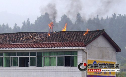 約一分鐘後，羅志鳳身上著了火。