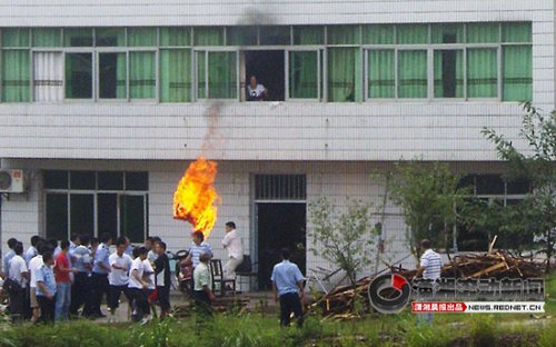 羅志鳳和葉忠誠自焚兩分鐘後，二樓的鐘如琴像個火球一樣從樓上跳了下來。