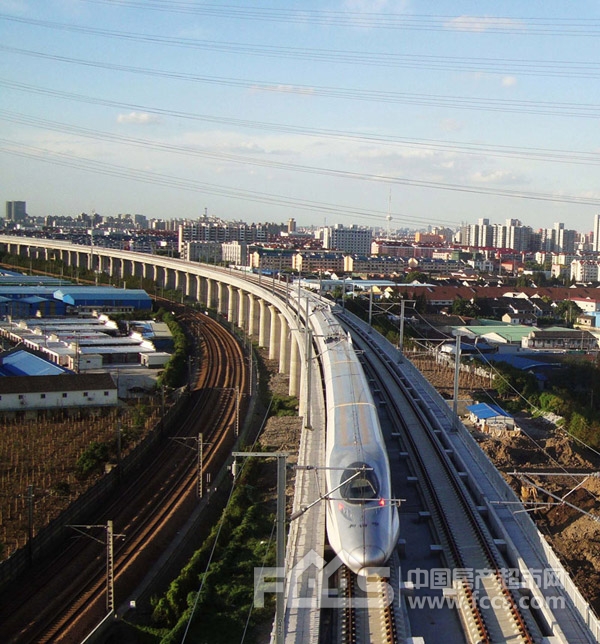 沪杭高铁列车行驶速度超过直升飞机