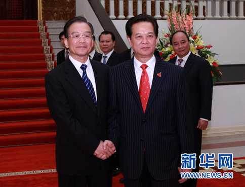 温家宝会见越南总理阮晋勇 就双边关系交换意