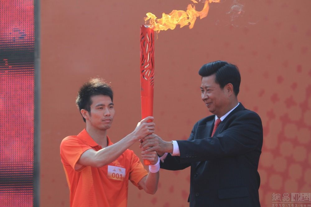 广州亚运火炬茂名站传递 首棒火炬手吴军[高清]