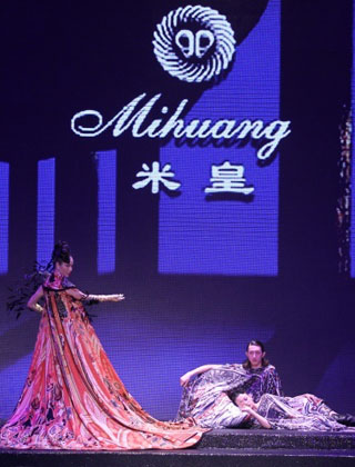 米皇携手祁刚 关之琳“压轴”亮相国际时装周