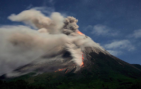 印尼火山第三次大爆发 壮观而恐怖