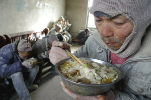 智障者被乞丐收养所卖为 包身工 与狗同食一锅