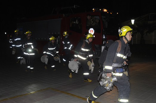 温州消防组织夜间实战演练 提升整体灭火救援